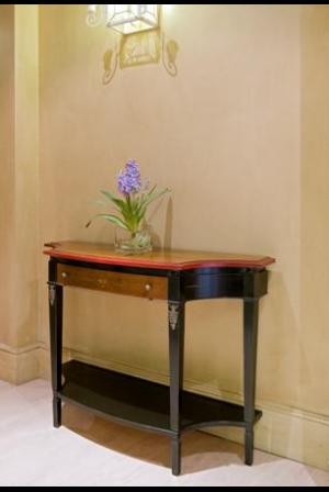 Consola de un cajón en madera de cerezo. Realizada a mano por artesanos franceses.